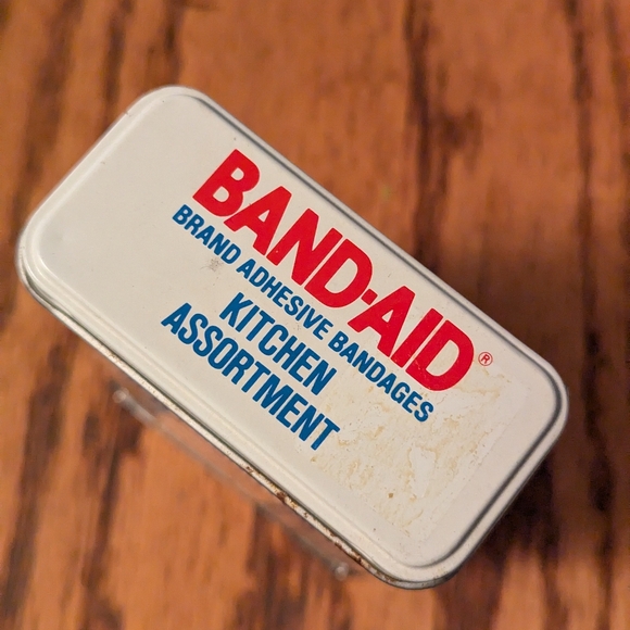 Vintage Band Aid Kitchen Assortment Adhesive Bandages Tin Box with Some Bandages - Picture 4 of 11